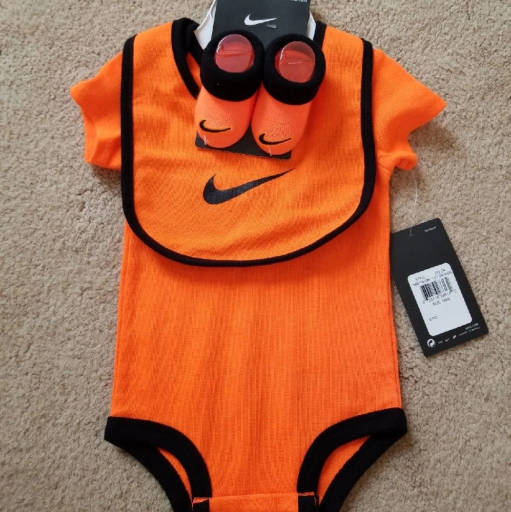 Nike Onesie Bib Bootie 3PC Set